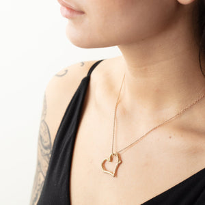 
            
                Load image into Gallery viewer, Elio necklace in yellow gold by Betsy Barron worn by model.
            
        